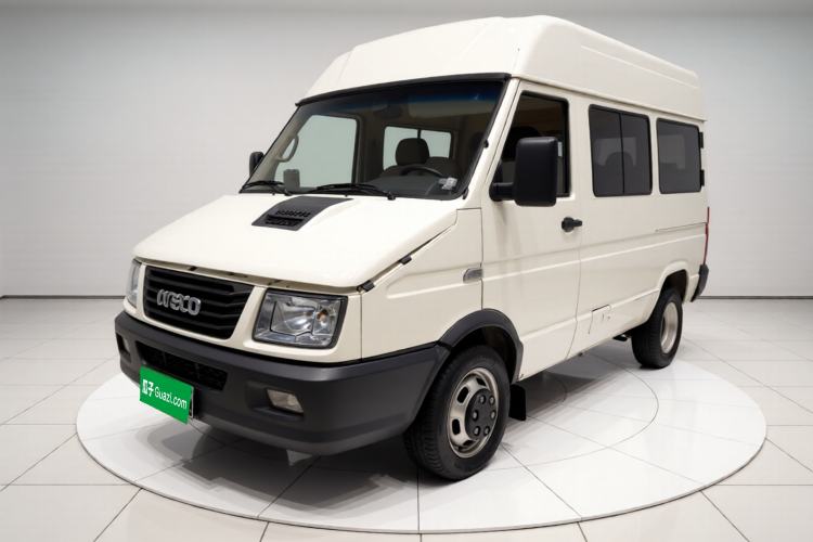 Used Iveco Daily 2021 2.5T A35 M1 Passenger Van 5-9 Seater Short Wheelbase Mid-Roof Design Dual Tires Side Sliding Door