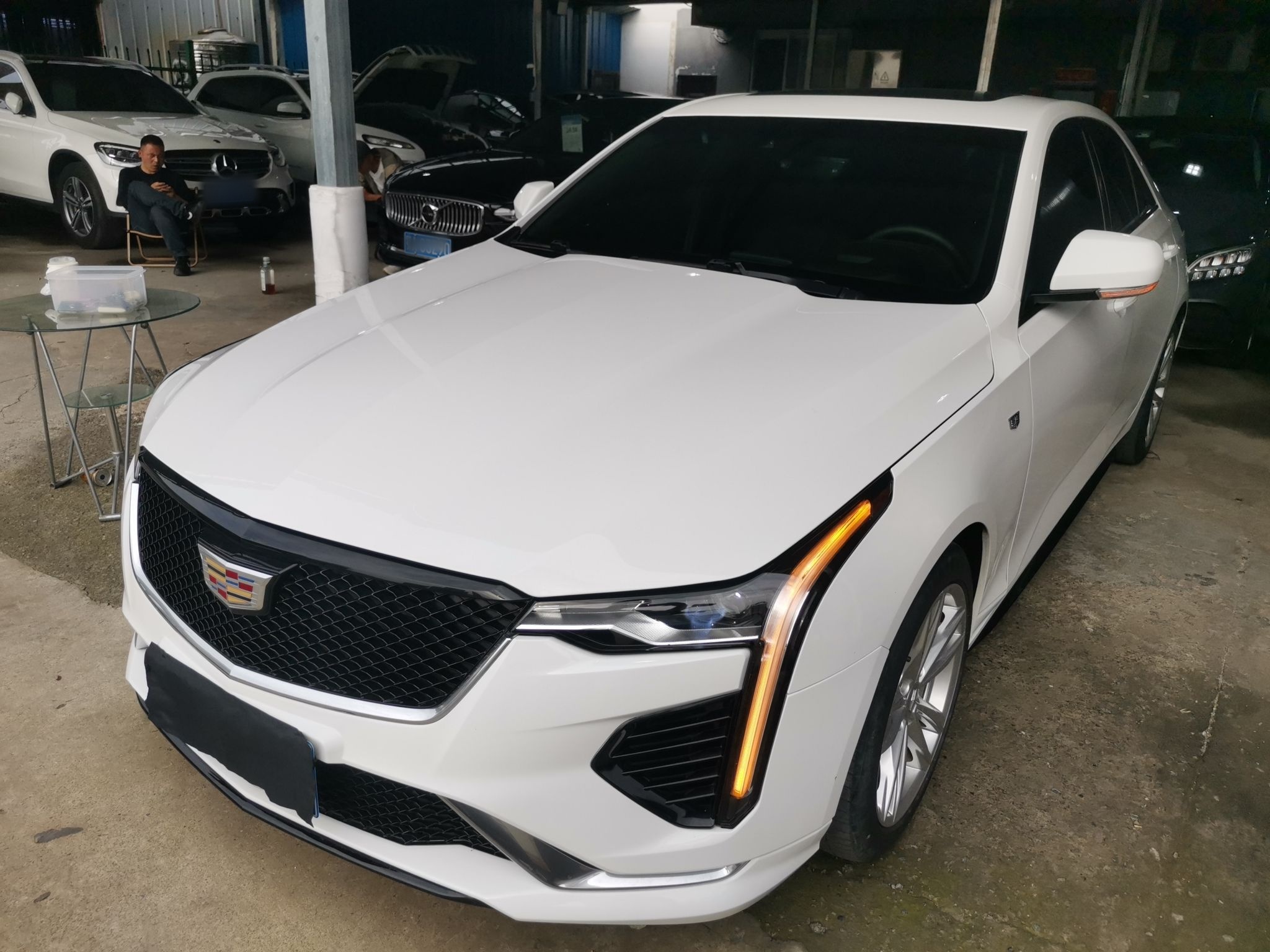 تحت مقدمة السيارة