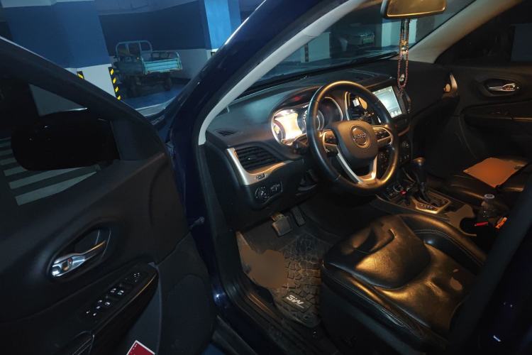 Used Jeep Cherokee 2017 2.0L Superior Edition
