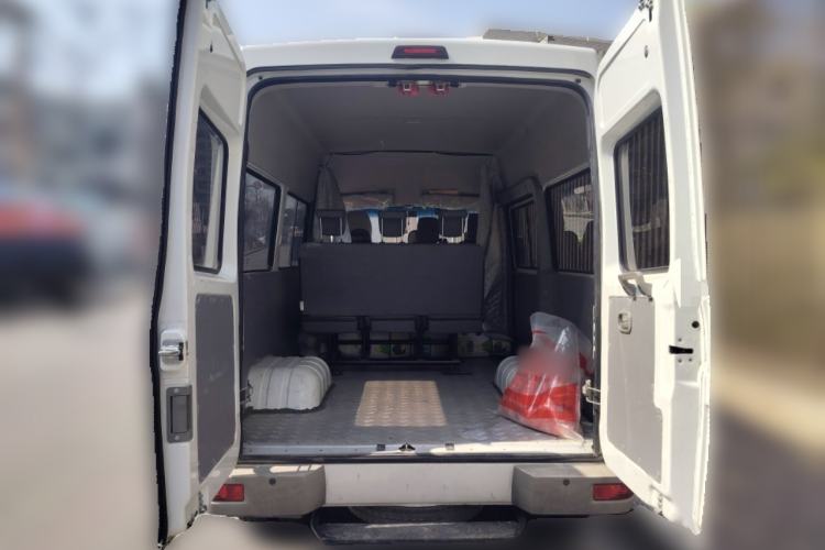 Used Iveco Daily 2021 2.5T A35 M1 Passenger Van 5-9 Seater Short Wheelbase Mid-Roof Design Dual Tires Side Sliding Door