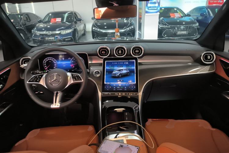 Used Mercedes-Benz GLC 2023 Facelift GLC 260 L 4MATIC Dynamic Version 5 Seats Center Console