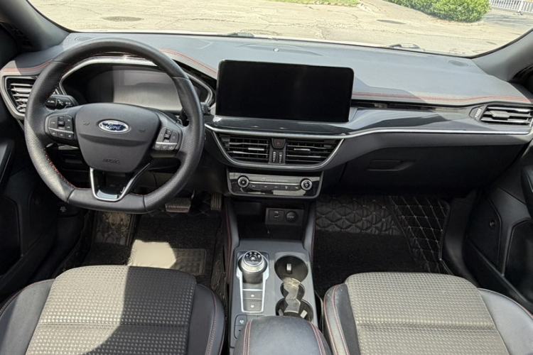 Used Ford Focus 2021 Hatchback EcoBoost 180 Automatic ST Line Interior 4