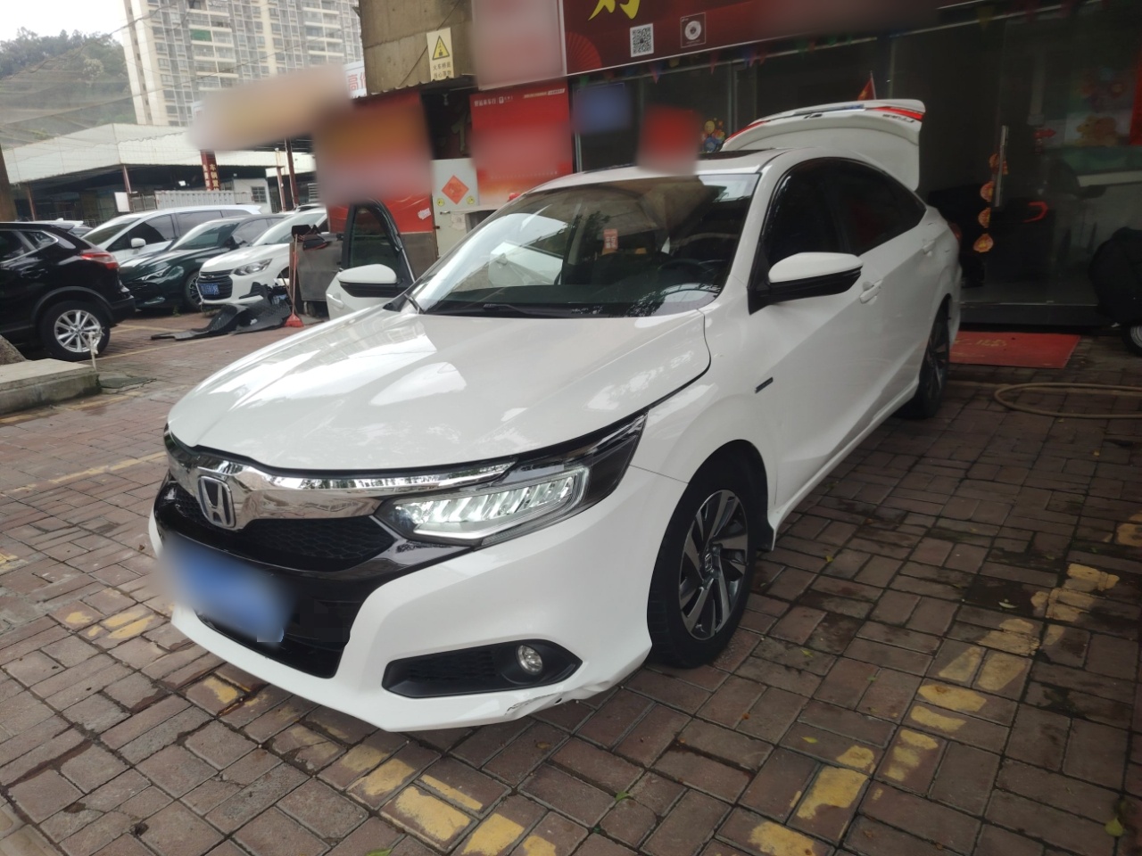 Под передней частью автомобиля