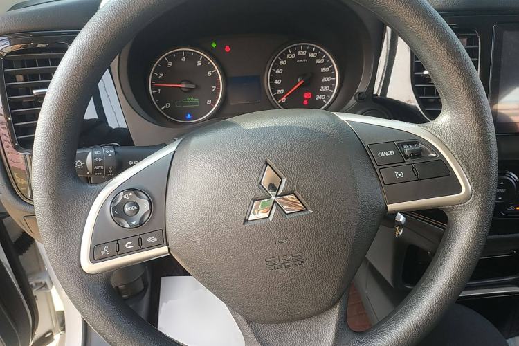 Used Mitsubishi Outlander 2021 Revised Version 2.0L Two-Wheel Drive Comfort Edition 5 Seats Steering Wheel