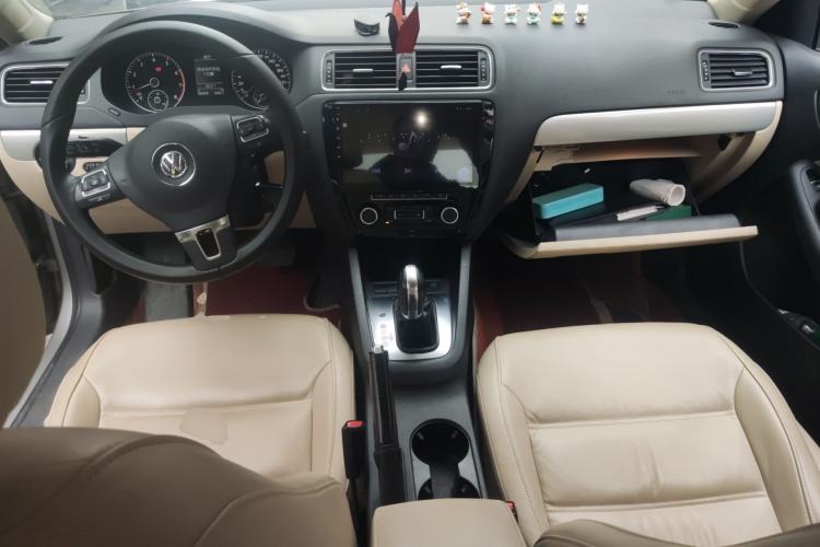 Used Volkswagen Sagitar 2012 1.4TSI Automatic Luxury Edition Center Console