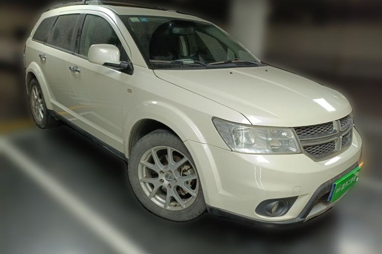 Used Dodge Journey 2013 2.4L Two-Wheel Drive Luxury Version Front Right 45 Deg