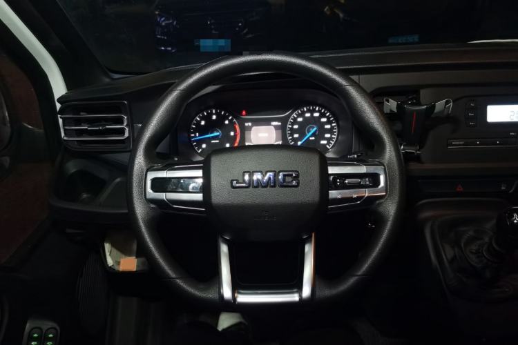 Used JMC Fushun 2025 2.0T 6MT Diesel Short-Wheelbase Mid-Height Commercial Multi-Purpose Passenger Vehicle 5/6 Seats
