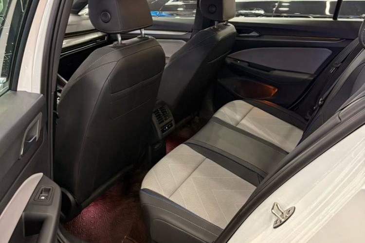 Used Volkswagen Golf 2025 300TSI R-Line
