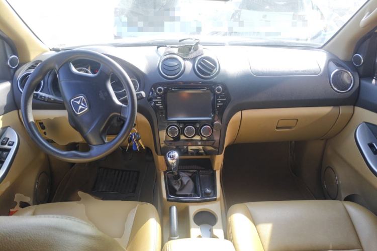 Used JMC Yusheng S350 2013 2.4T Two-Wheel-Drive Special Edition Center Console