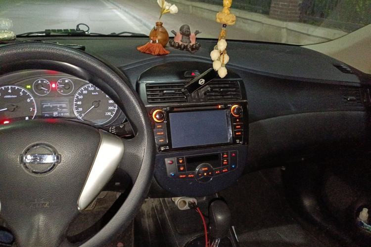 Used Nissan Tiida 2014 1.6L CVT Smart Model Center Console