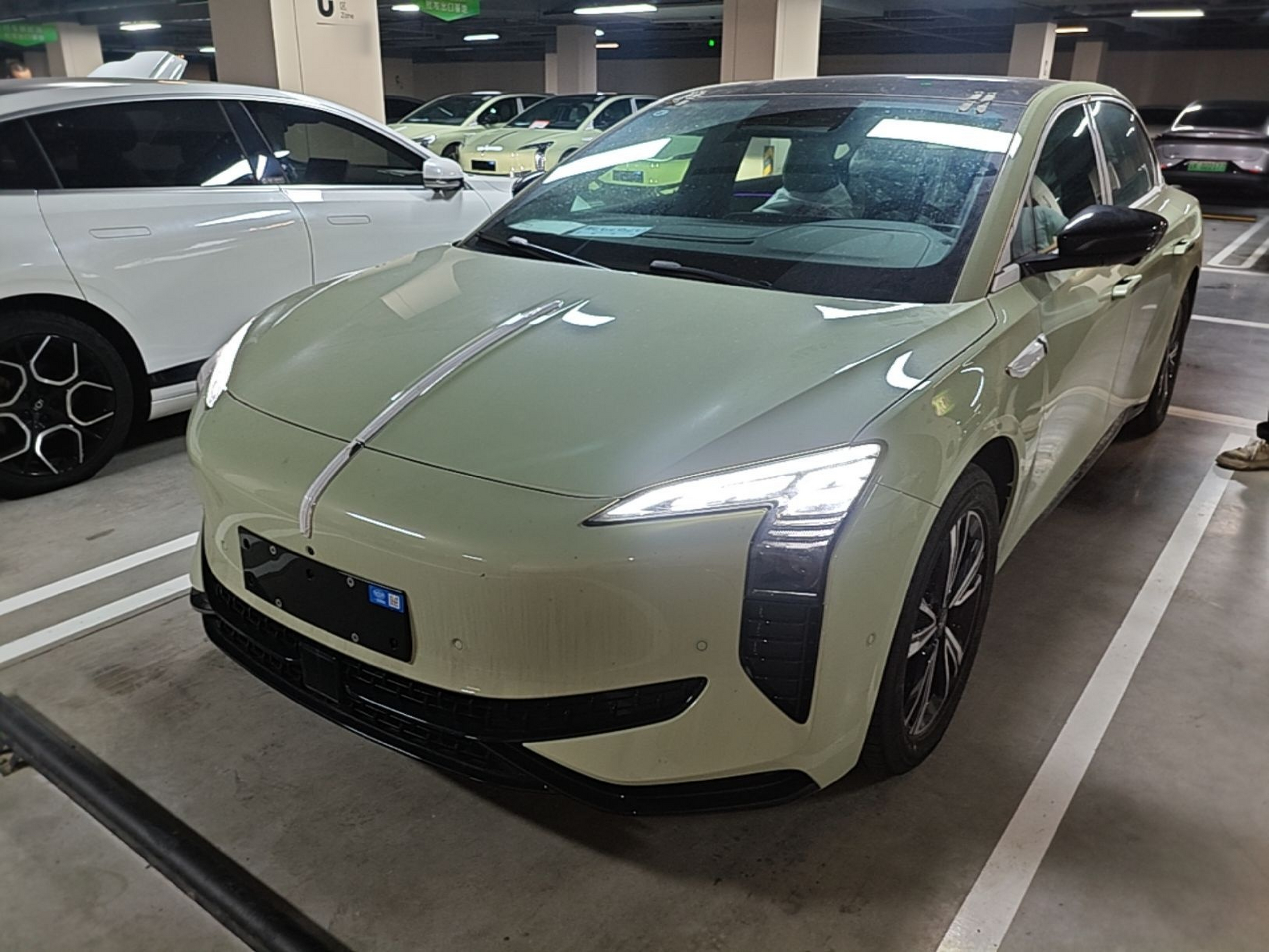 Unter der Vorderseite des Autos