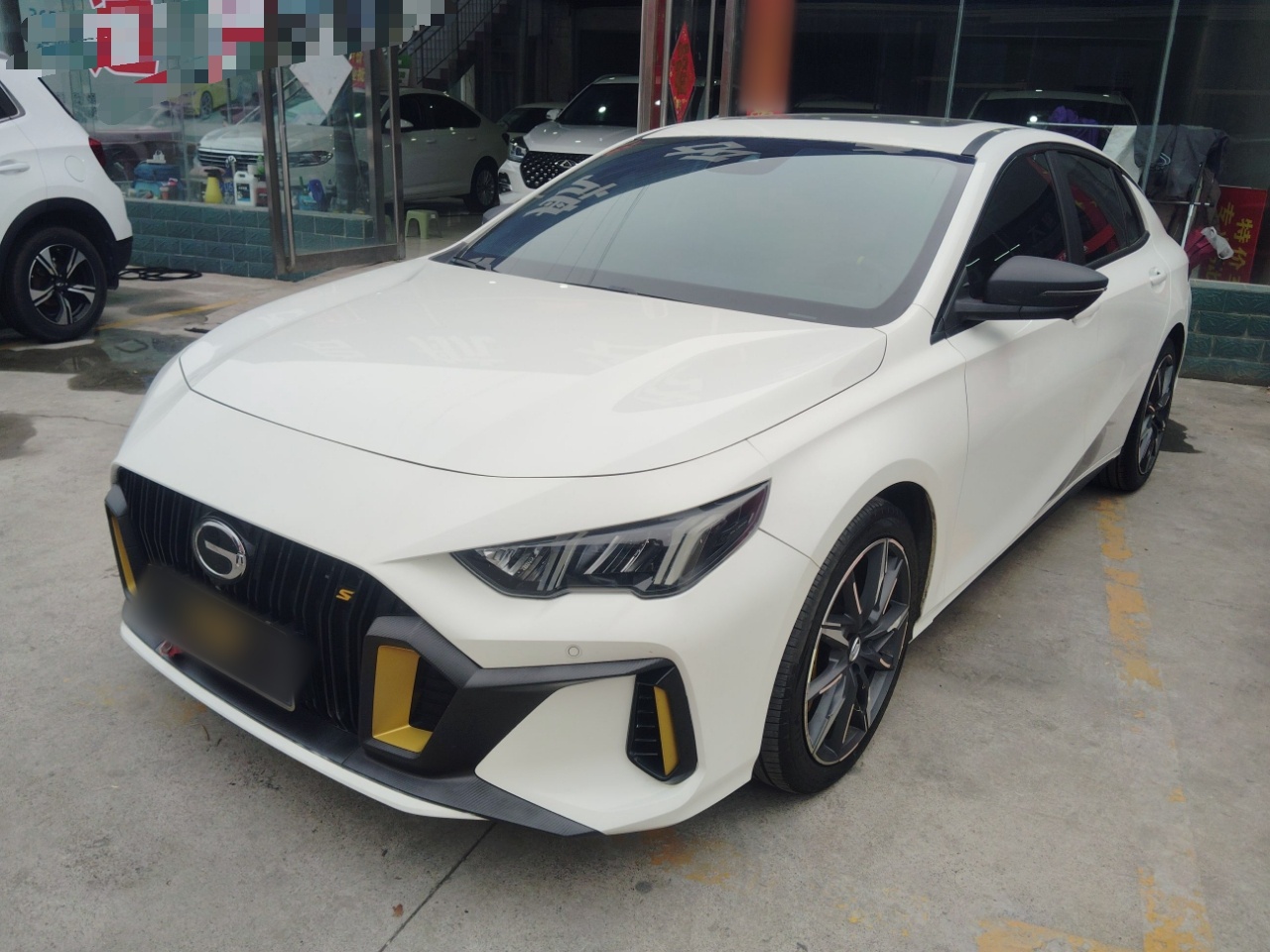 تحت مقدمة السيارة