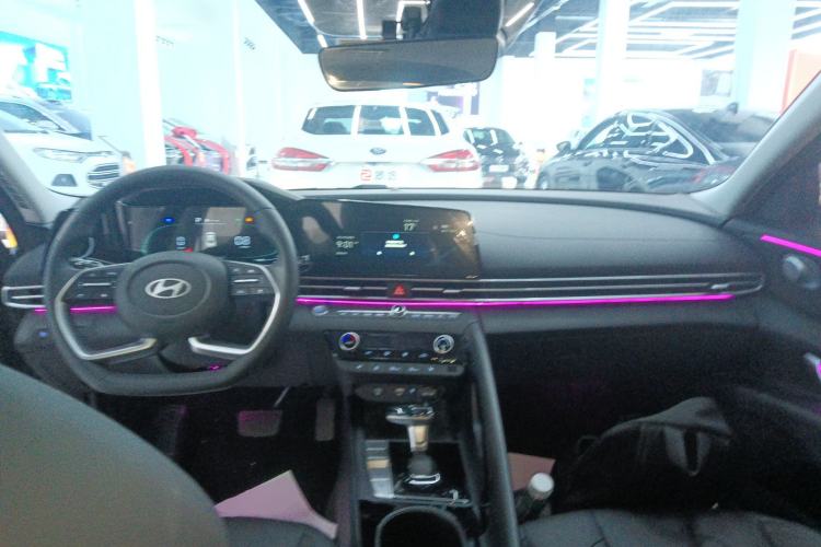 Used Hyundai Elantra 2023 1.5L CVT LUX Prestige Edition Center Console