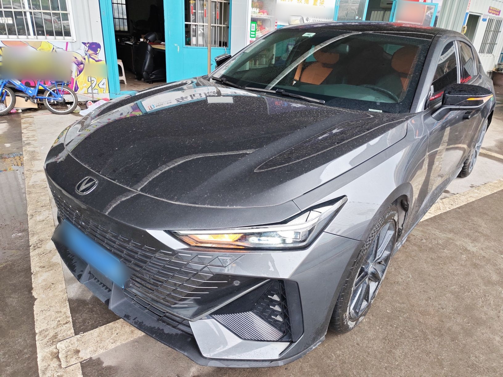 تحت مقدمة السيارة