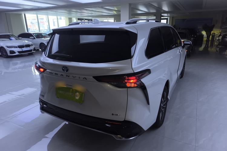 Used Toyota Granvia 2024 2.5L Hybrid Luxury Edition