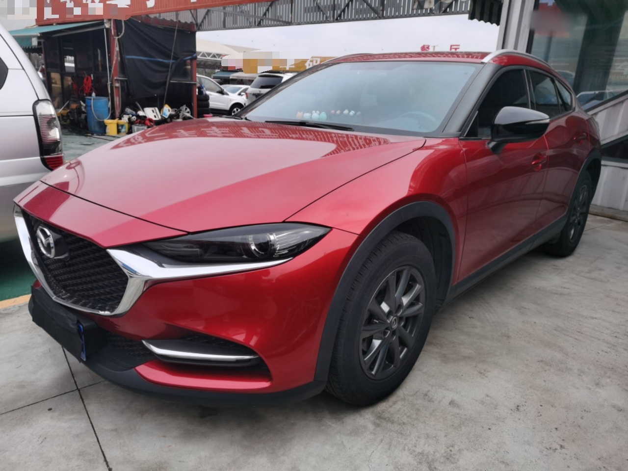 Под передней частью автомобиля