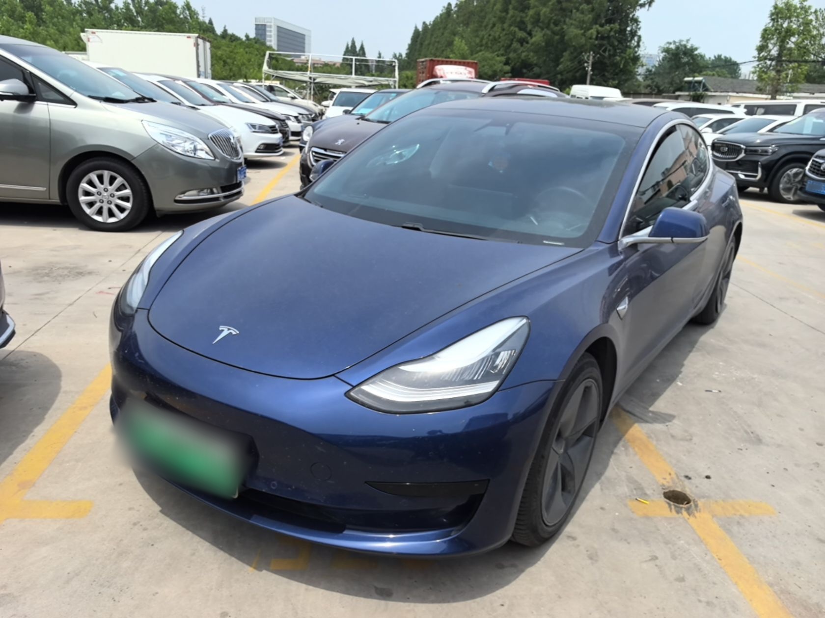 Под передней частью автомобиля