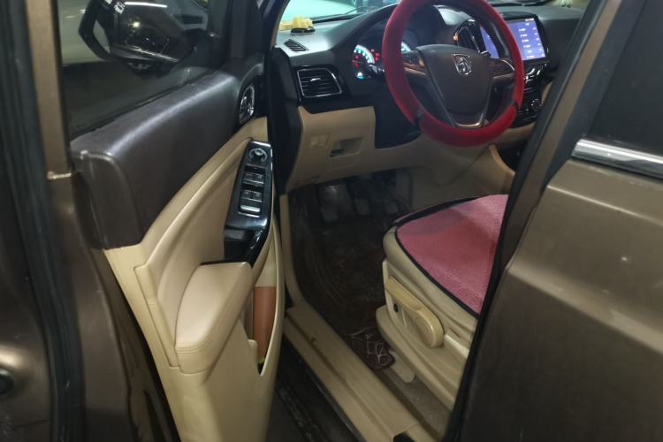 Used Baojun 730 2015 1.8L Manual Luxury Navigation ESP Version 7-seater Driver Seat