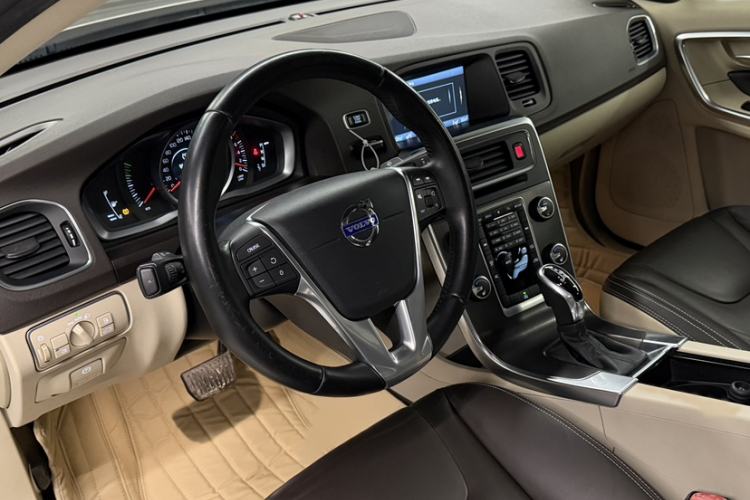 Used Volvo S60 2014 S60L 2.0T Zhiyuan Edition
