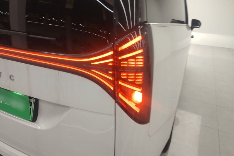 Used Geely Galaxy LEVC L380 2024 140-Degree 6-Seater All-Wheel-Drive Ultra