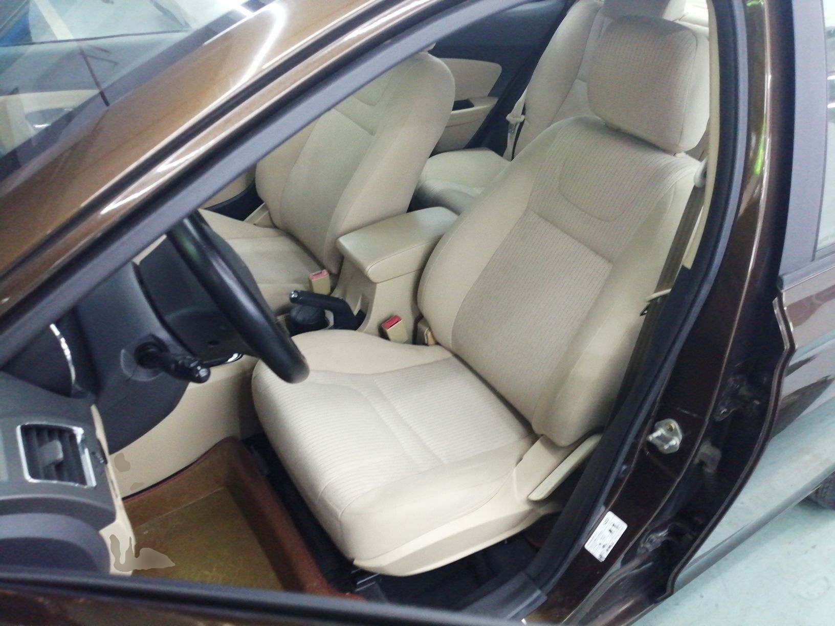 Переднее сиденье в автомобиле