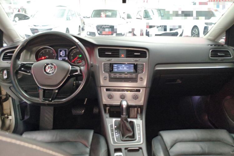 Used Volkswagen Golf 2014 1.6L Automatic Comfort Model Center Console