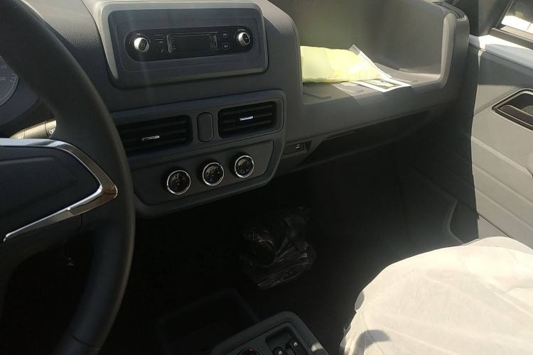 Used Wuling Yangguang 2024 300KM Comfort Version Passenger Van 75kW