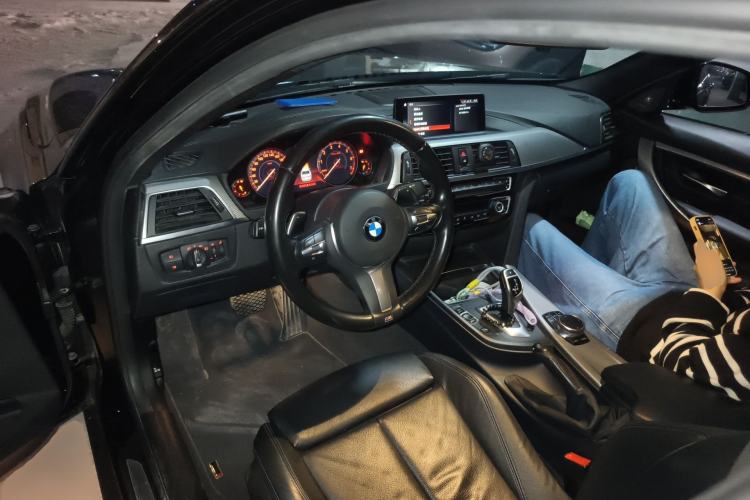 Used BMW 3 Series 2019 320i M Sport Night Edition Center Console