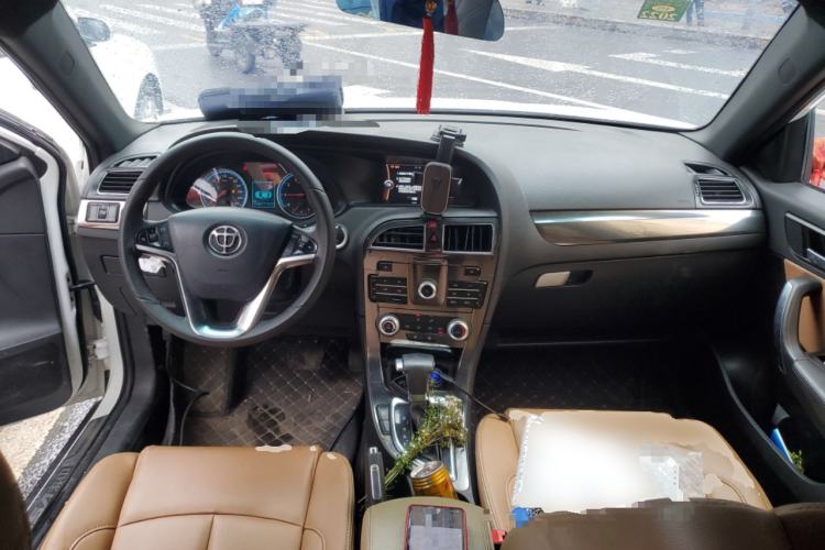 Used Brilliance V5 2016 1.5T Automatic Two-Wheel Drive Smart Version Center Console