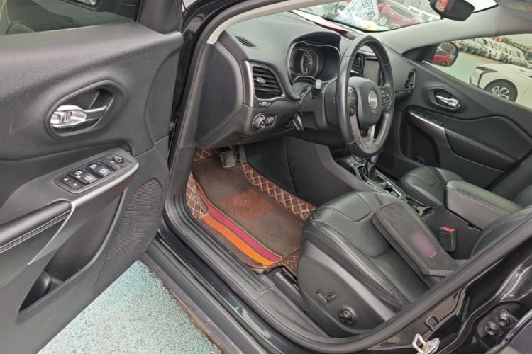 Used Jeep Cherokee 2019 2.0T Two-Wheel Drive Smart Enjoyment Version China V
