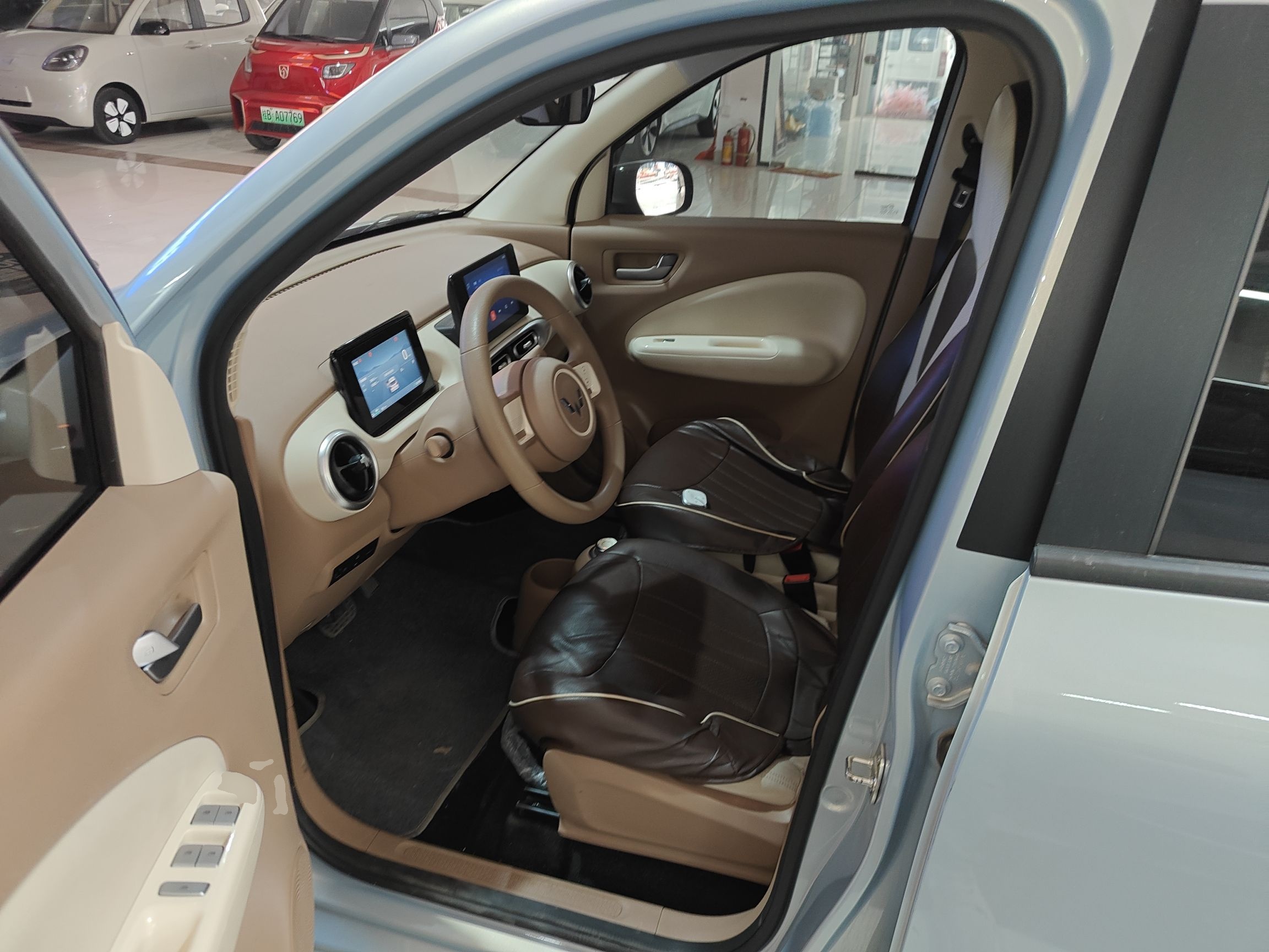 المقاعد الأمامية داخل السيارة