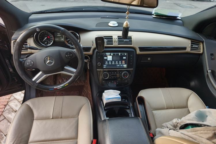 Used Mercedes-Benz R-Class 2014 R 320 4MATIC Luxury Model Center Console