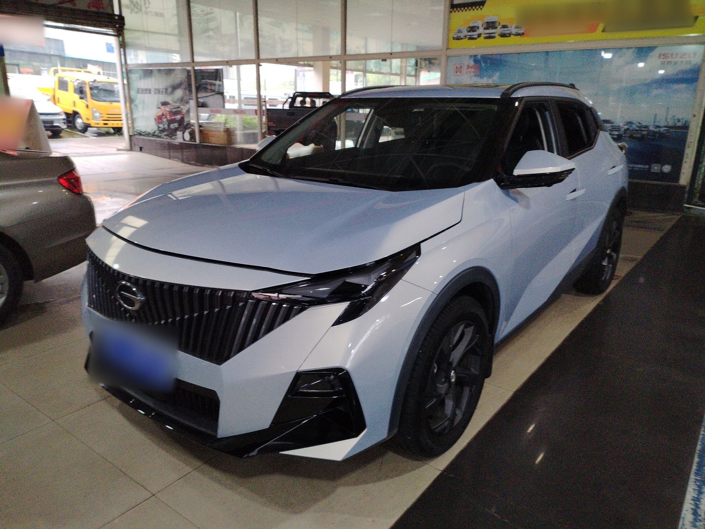 تحت مقدمة السيارة