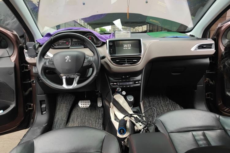 Used Peugeot 2008 2015 1.6THP Automatic Navigation Edition Center Console