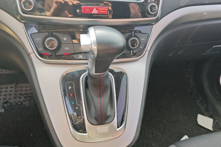 Used Haval M6 2017 1.5T Automatic Two-Wheel Drive Urban Model Gear Lever