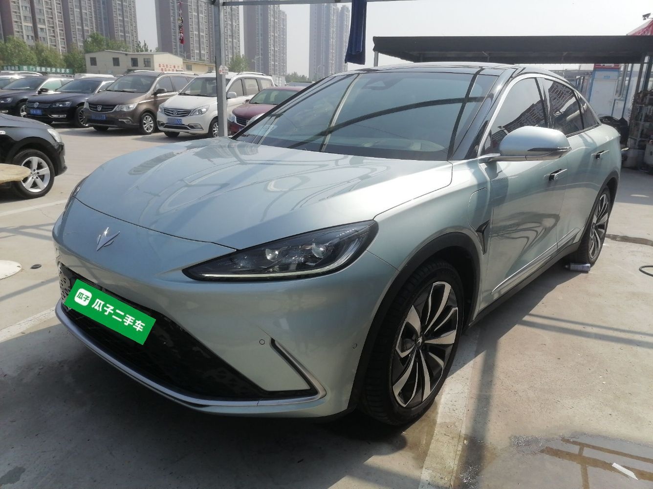 Под передней частью автомобиля