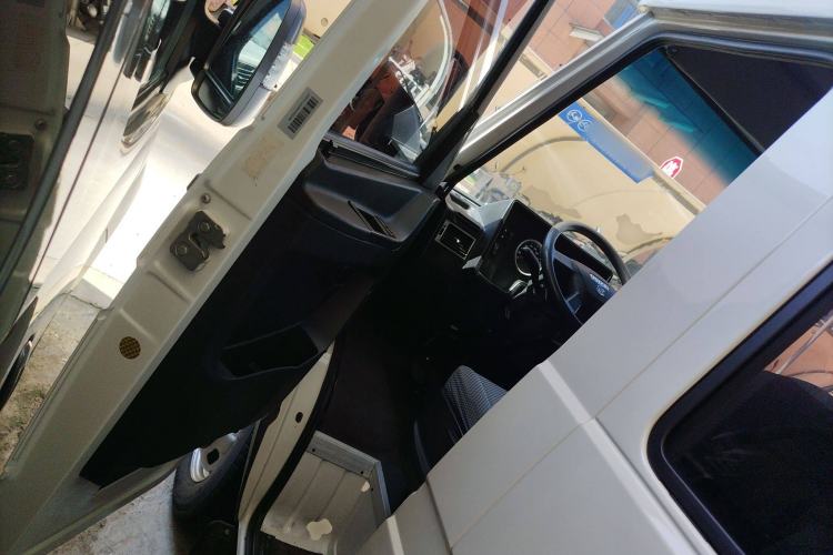 Used Iveco Daily 2021 2.5T A35 M1 Passenger Van 5-9 Seater Short Wheelbase Mid-Roof Design Dual Tires Side Sliding Door
