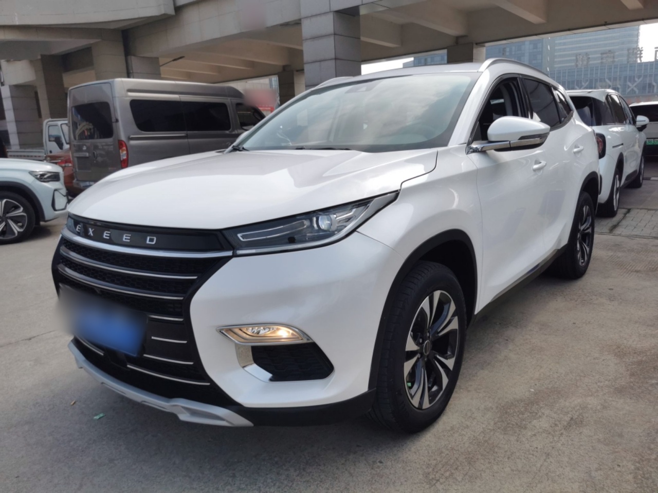 Под передней частью автомобиля