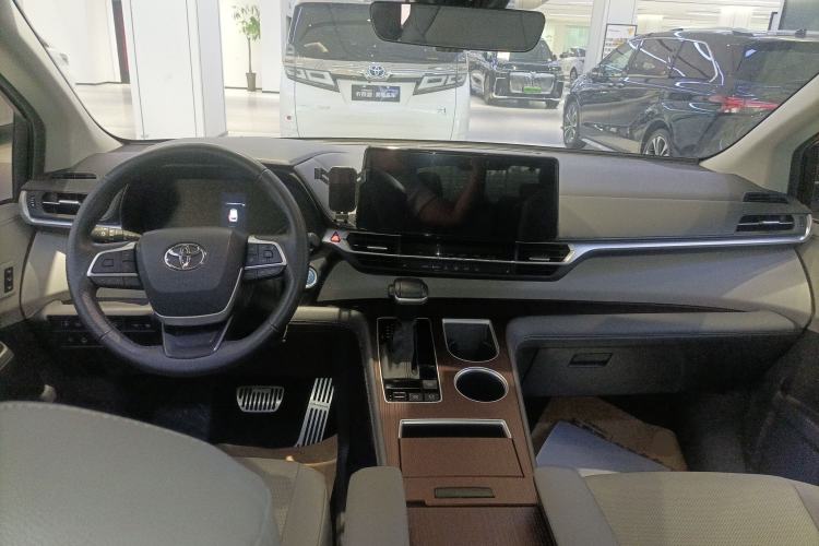 Used Toyota Granvia 2022 2.5L Hybrid Premium Edition
