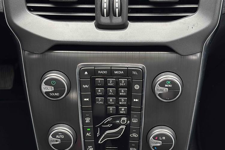 Used Volvo V40 2016 T4 Smart Luxury Edition
