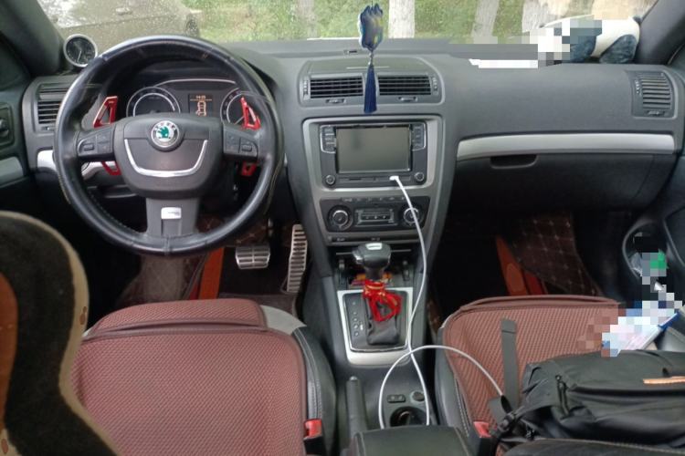 Used Skoda Octavia 2010 2.0 TSI RS Center Console