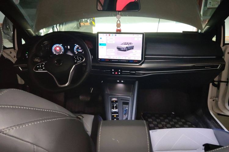 Used Volkswagen Golf 2025 Facelift 300TSI R-Line Center Console