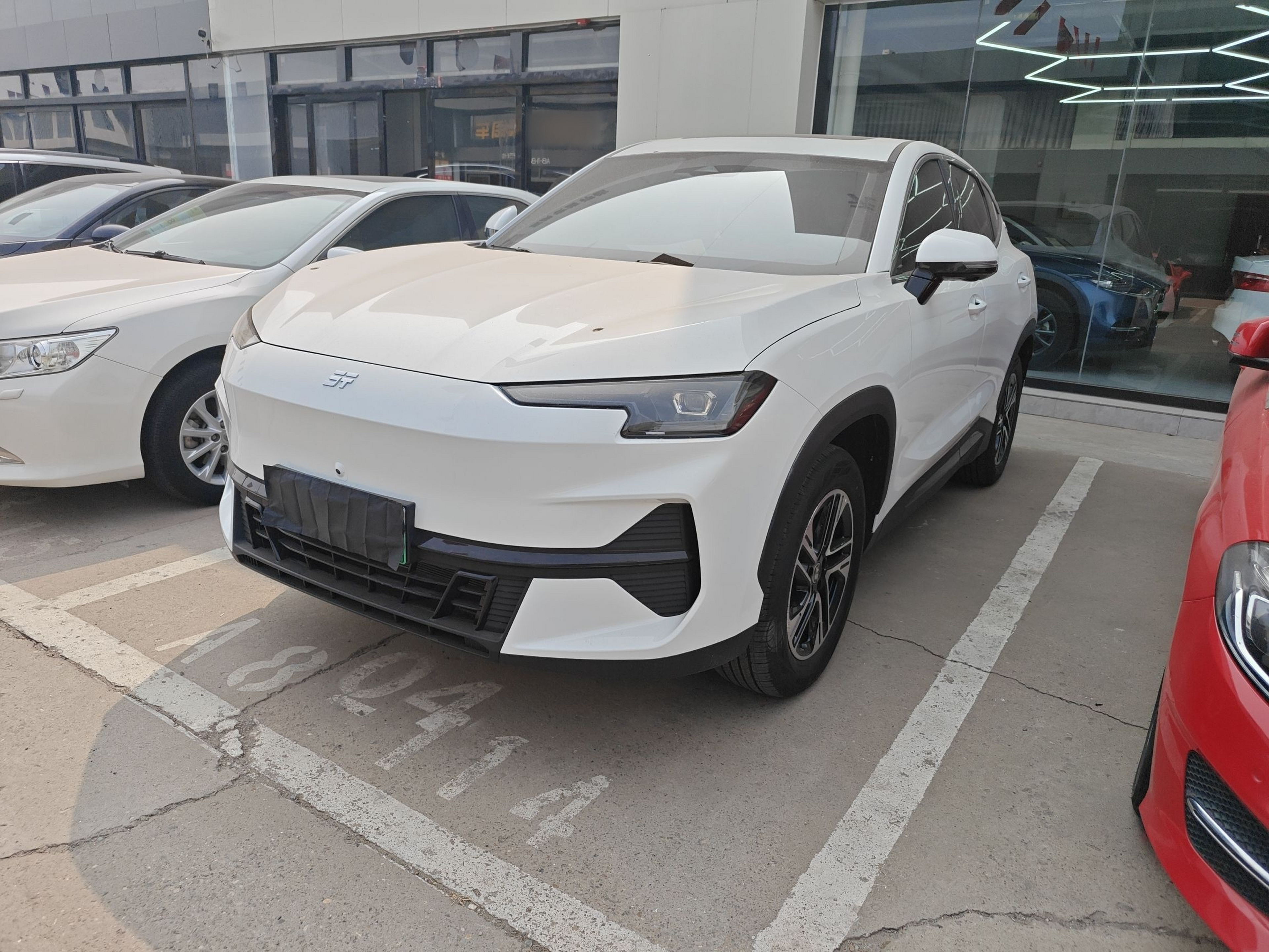 تحت مقدمة السيارة