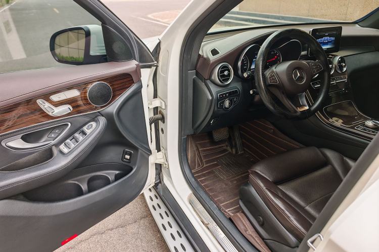 Used Mercedes-Benz GLC 2016 GLC 260 4MATIC Luxury Model Interior 1