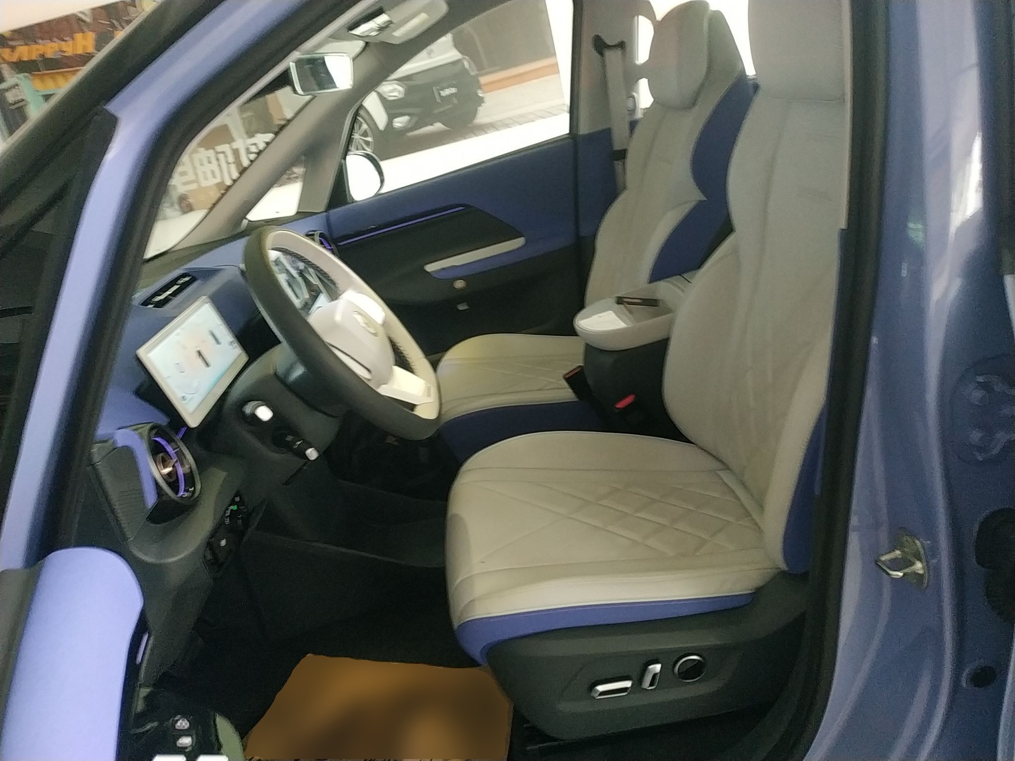 المقاعد الأمامية داخل السيارة