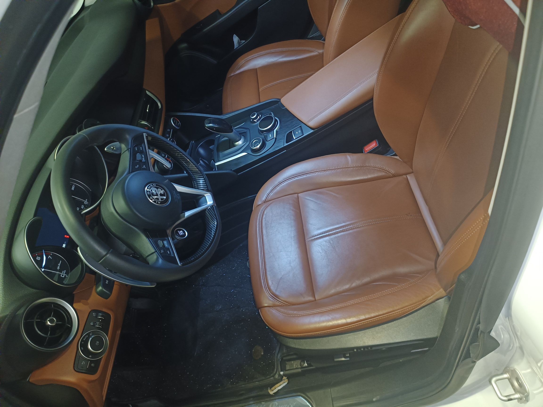 المقاعد الأمامية داخل السيارة