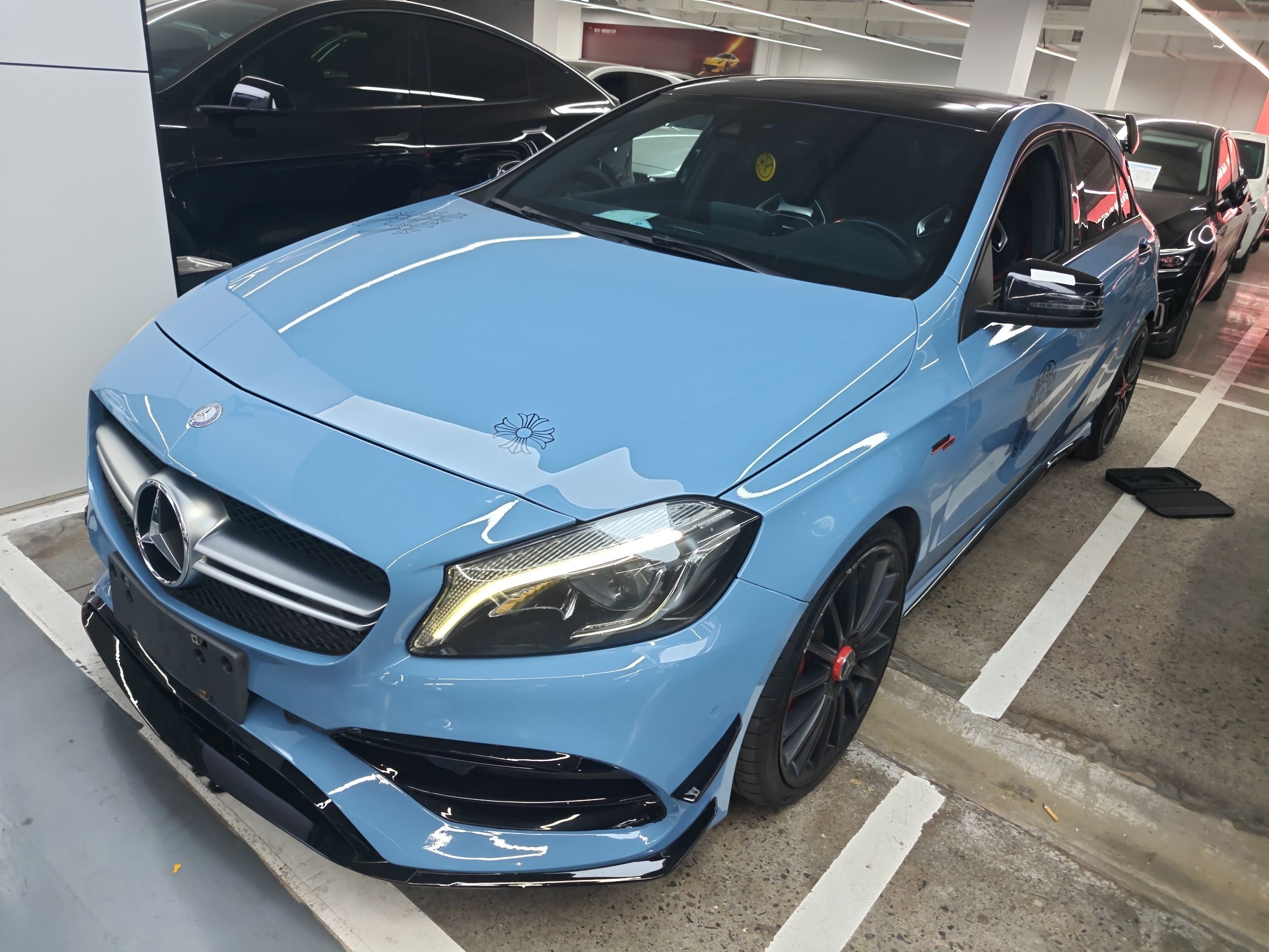 تحت مقدمة السيارة