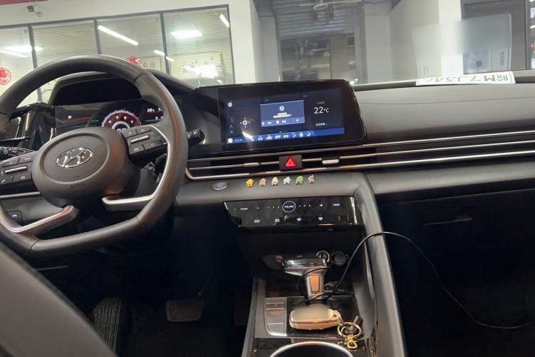 Used Hyundai Elantra 2022 1.5L CVT LUX Prestige Edition Interior 6