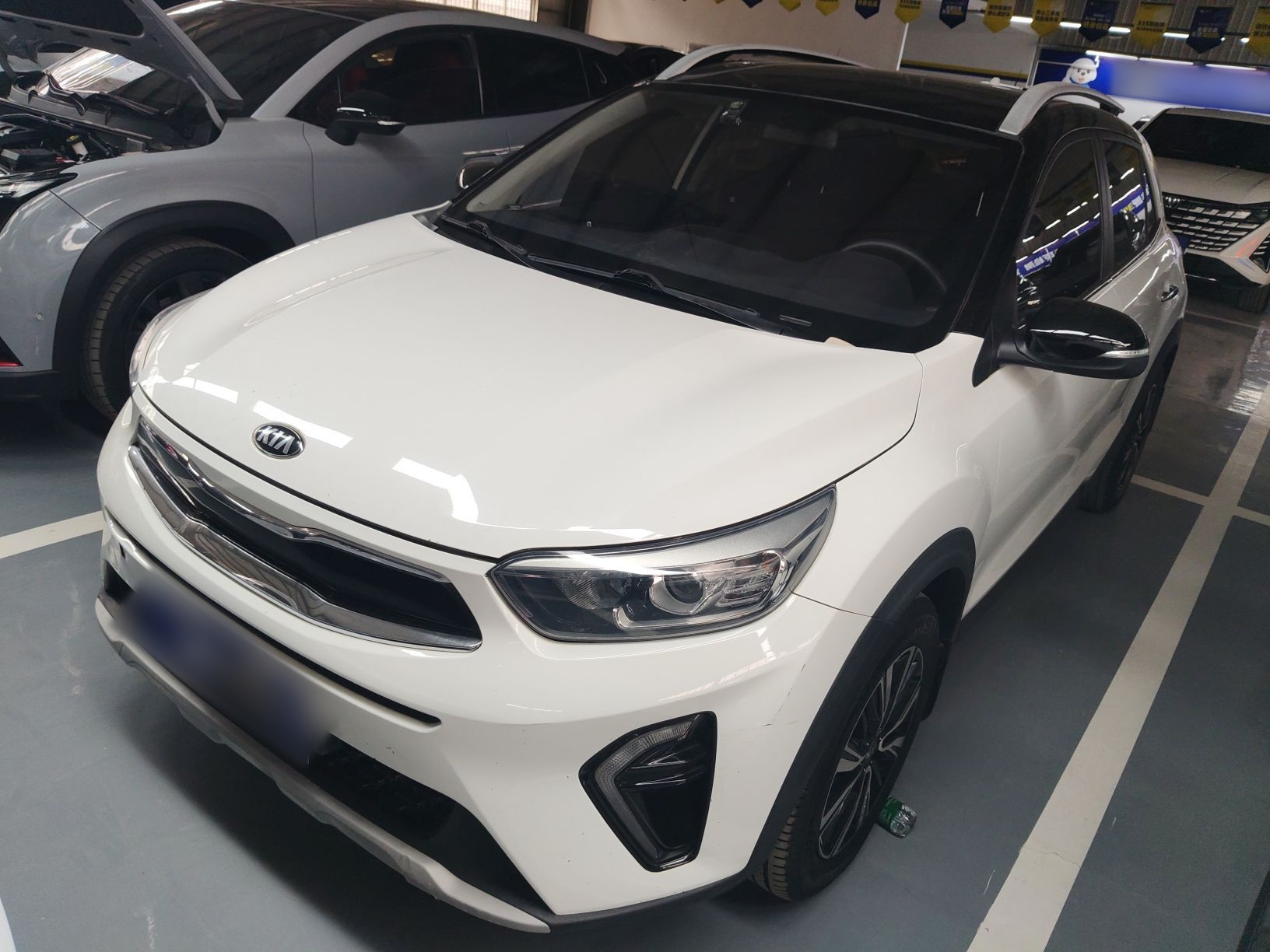 Под передней частью автомобиля