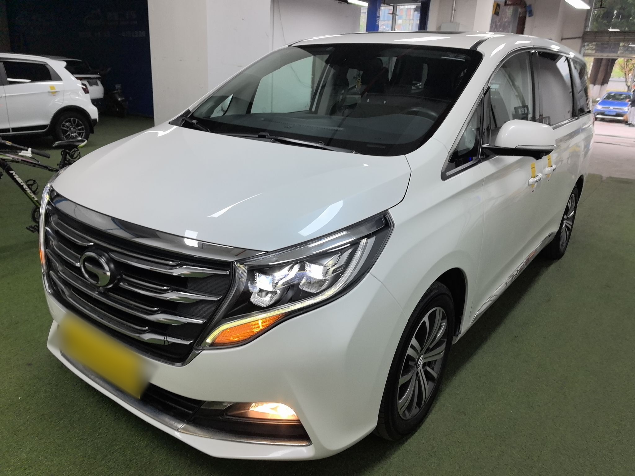 تحت مقدمة السيارة